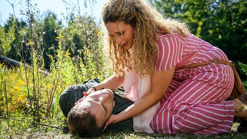 "Sturm der Liebe": Als Franzi den unbekannten Reiter zufällig bei einem Spaziergang trifft, erleidet er einen Schwächeanfall und bricht vor ihren Augen zusammen "Sturm der Liebe": Als Franzi den unbekannten Reiter zufällig bei einem Spaziergang trifft, erleidet er einen Schwächeanfall und bricht vor ihren Augen zusammen