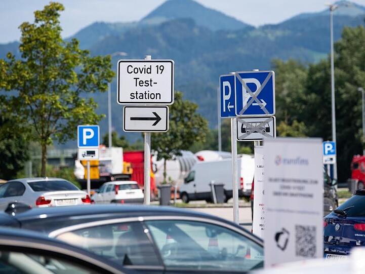 Autos stehen an einem Corona-Testzentrum an der A93 an der Rastanlage Inntal-Ost in einer Warteschlange. Hier wurde der Urlauber getestet.