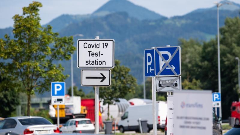 Autos stehen an einem Corona-Testzentrum an der A93 an der Rastanlage Inntal-Ost in einer Warteschlange. Hier wurde der Urlauber getestet.