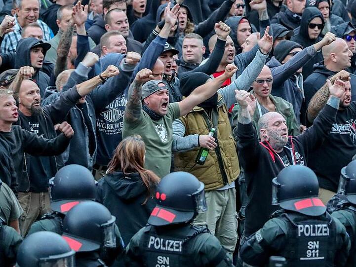 Der gewaltsame Tod eines Mannes in Chemnitz wurde von Rechtsextremen zur Stimmungsmache gegen Ausländer genutzt. Hier gestikulieren Demonstranten aus der rechten Szene.