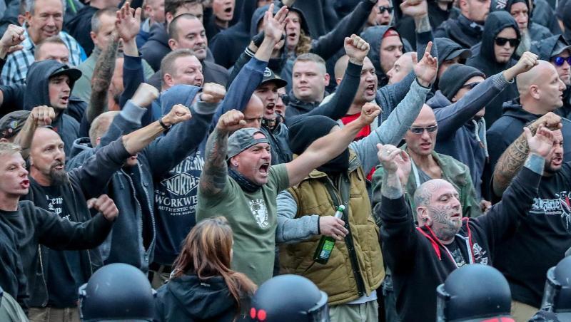 Der gewaltsame Tod eines Mannes in Chemnitz wurde von Rechtsextremen zur Stimmungsmache gegen Ausländer genutzt. Hier gestikulieren Demonstranten aus der rechten Szene. Der gewaltsame Tod eines Mannes in Chemnitz wurde von Rechtsextremen zur Stimmungsmache gegen Ausländer genutzt. Hier gestikulieren Demonstranten aus der rechten Szene.