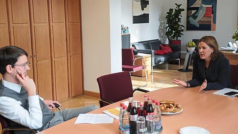 Verena Dietl beim Interview in ihrem Büro mit AZ- Lokalchef Felix Müller. Verena Dietl beim Interview in ihrem Büro mit AZ- Lokalchef Felix Müller.