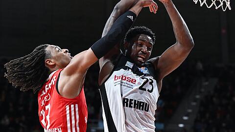 Stets eine Hand dran: Freddie Gillespie kommt bei den Bayern Basketballern immer besser zurecht.