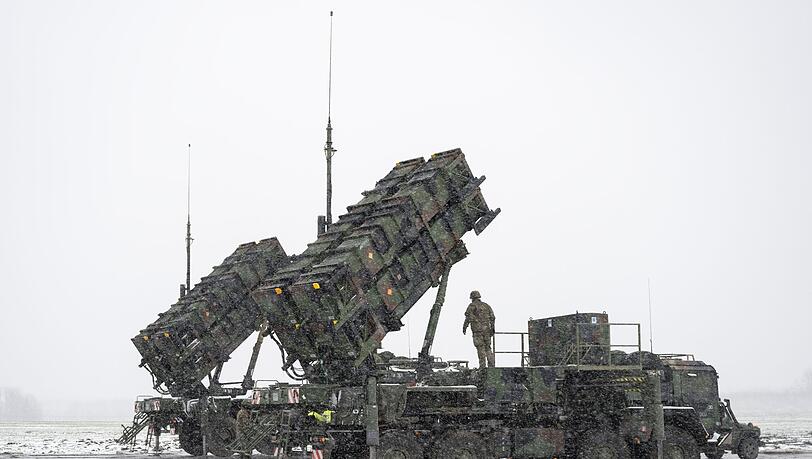 Ein Bundeswehr-Soldat steht Anfang April auf einem Anhänger mit Abschussrampen für Lenkflugkörper des Patriot-Luftabwehrsystems auf einem schneebedeckten Feld im südosten Polens. Ein Bundeswehr-Soldat steht Anfang April auf einem Anhänger mit Abschussrampen für Lenkflugkörper des Patriot-Luftabwehrsystems auf einem schneebedeckten Feld im südosten Polens.
