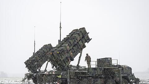 Ein Bundeswehr-Soldat steht Anfang April auf einem Anhänger mit Abschussrampen für Lenkflugkörper des Patriot-Luftabwehrsystems auf einem schneebedeckten Feld im südosten Polens.