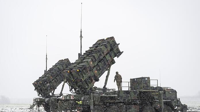 Ein Bundeswehr-Soldat steht Anfang April auf einem Anhänger mit Abschussrampen für Lenkflugkörper des Patriot-Luftabwehrsystems auf einem schneebedeckten Feld im südosten Polens.