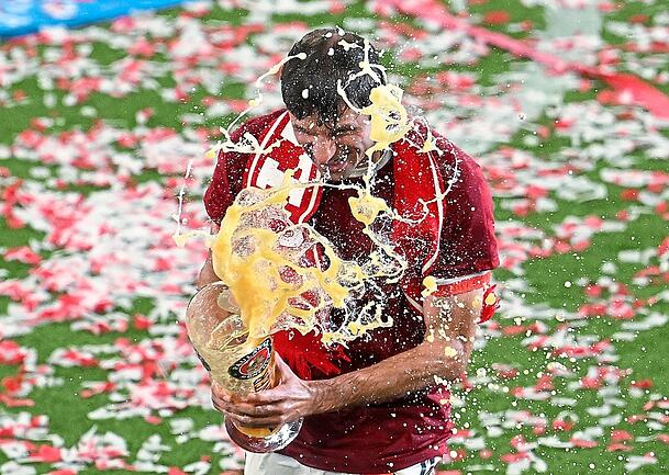 Kini mit Schaumkrone: Thomas Müller war der erste, der das Münchner Meisterritual über sich ergehen lassen musste. Kini mit Schaumkrone: Thomas Müller war der erste, der das Münchner Meisterritual über sich ergehen lassen musste.