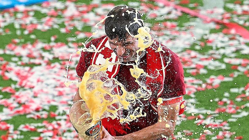 Kini mit Schaumkrone: Thomas Müller war der erste, der das Münchner Meisterritual über sich ergehen lassen musste. Kini mit Schaumkrone: Thomas Müller war der erste, der das Münchner Meisterritual über sich ergehen lassen musste.