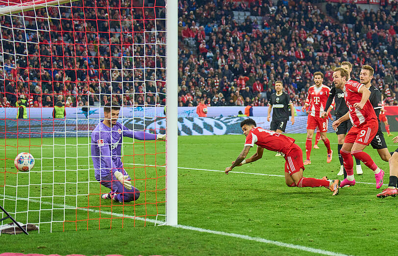 Das 2:1: Díaz trifft gegen St. Pauli per Schulter.