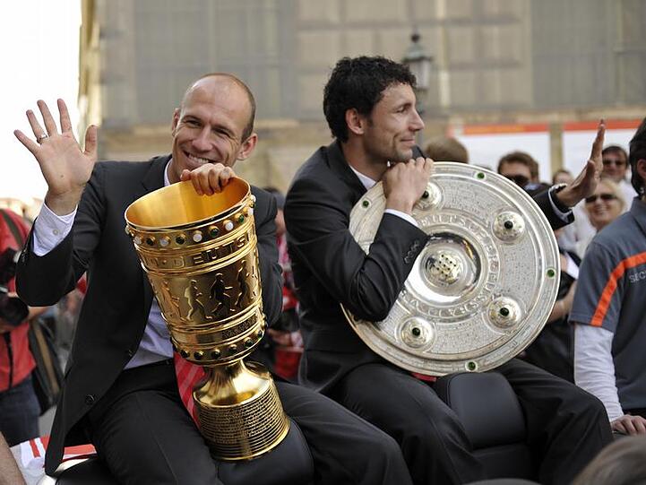 Mark van Bommel mit der Meisterschale