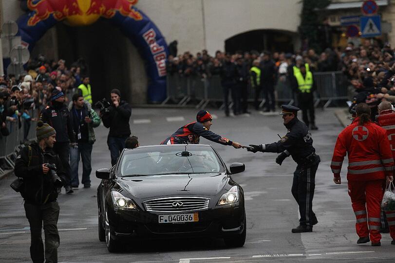 Große Siegesfeier für Sebastian Vettel in Graz: 30.000 Fans feiern den dreimaligen Titelträger, der er in seinem Red Bull einige Runden durch das alte Zentrum der österreichischen Stadt drehte.