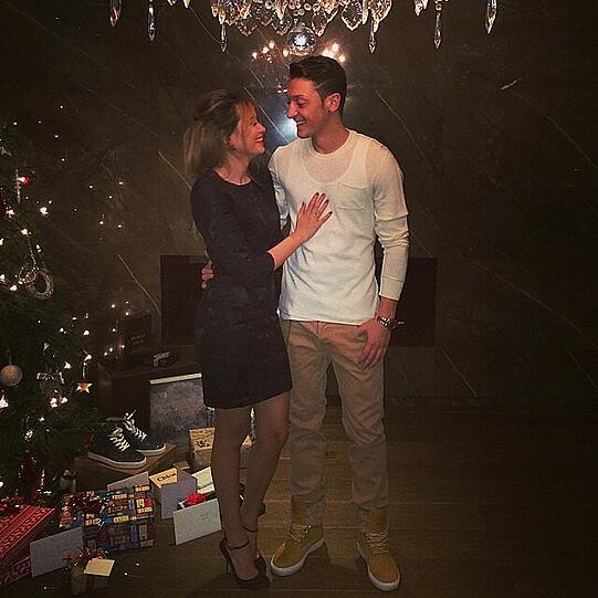 Bei Arsenal-Star Mesut Özil und seiner Freundin Mandy Capristo ist das erste Weihnachten in London im wahrsten Sinne des Wortes das "Fest der Liebe".