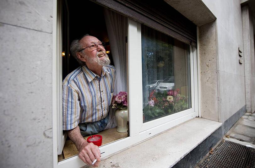 In seiner Parterre-Wohnung wohnt der passionierte Raucher schon seit mehr als 40 Jahren.
