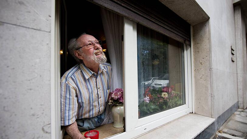 In seiner Parterre-Wohnung wohnt der passionierte Raucher schon seit mehr als 40 Jahren. In seiner Parterre-Wohnung wohnt der passionierte Raucher schon seit mehr als 40 Jahren.