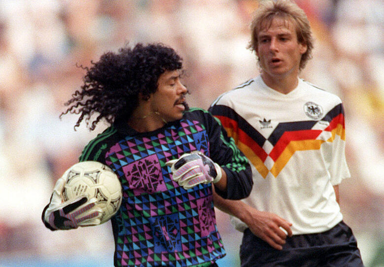 René Higuita: &bdquo;Was soll man dazu sagen? Der hat halt Locken und lange Haare, leider aber ein Pony da vorn. Alles gleich lang wäre besser gewesen. Aber bei diesen Haaren ist es schwer, was anderes zu machen. Aber in seine Zeit und zu seinem Typ hat&rsquo;s gepasst, war zumindest nicht peinlich.&ldquo;