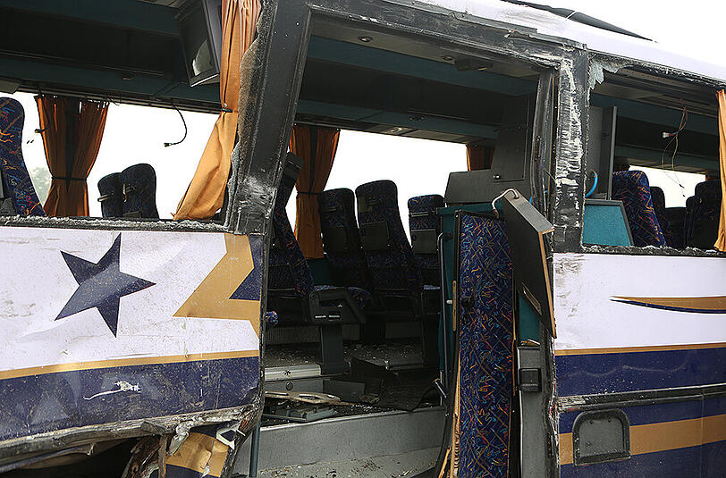 Horror-Unfall in Unterfranken: Ein Sattelzug hat einen Bus mit Kindern und Jugendlichen gerammt - Bilder von der Unfallstelle