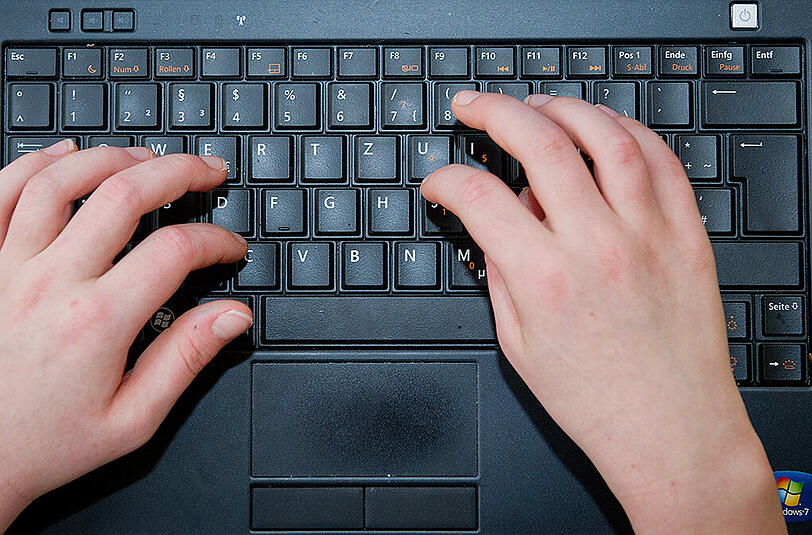 Ein Mann aus Schweinfurt soll in Internet-Chats Minderjährige in sexuelle Gespräche verwickelt haben.