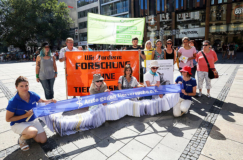 An einer Leine hängen die Unterschriften, die &bdquo;Ärzte gegen Tierversuche&ldquo; gesammelt haben.