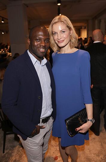Hans Sarpei und Ehefrau Pia kommen zur Show von Riani bei der Berliner Fashion Week.