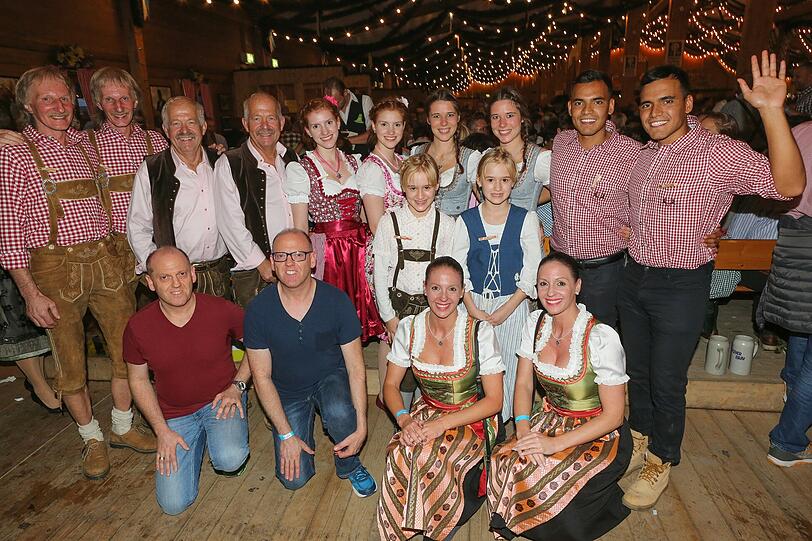 Leonie und Sarah im hellblauen Dirndl haben das Treffen organisiert.