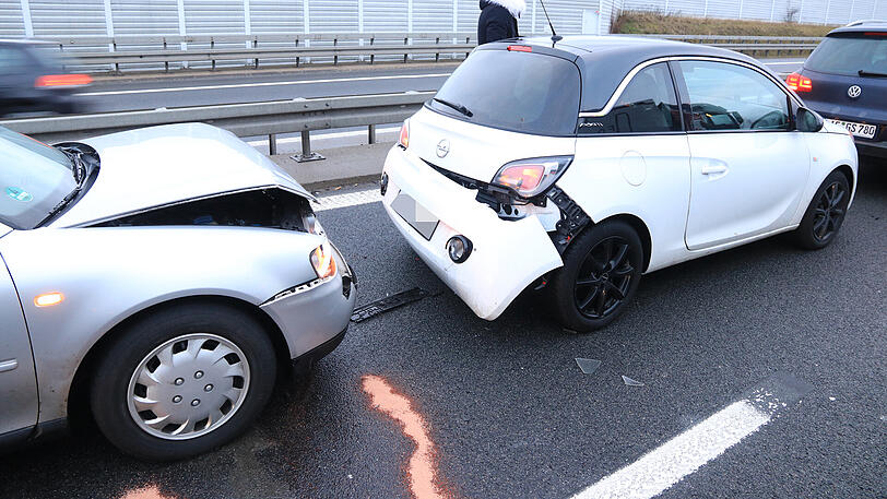 Bei der Massenkarambolage auf der A73 verletzten sich 18 Personen. Die Bilder von der Unfallstelle bei Breitengüßbach zum Durchklicken.