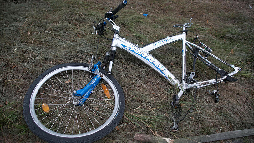 Die Windschutzscheibe des Autos ist kaputt, das Fahrrad des Zwölfjährigen komplett zerstört. Die Bilder vom Unfallort.
