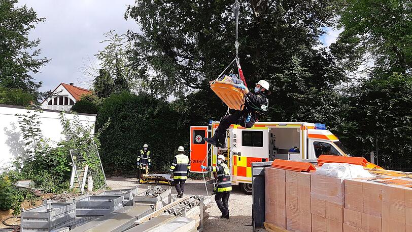 Der Mann wurde mit dem Baustellenkran aus der Unfallstelle geborgen. Der Mann wurde mit dem Baustellenkran aus der Unfallstelle geborgen.