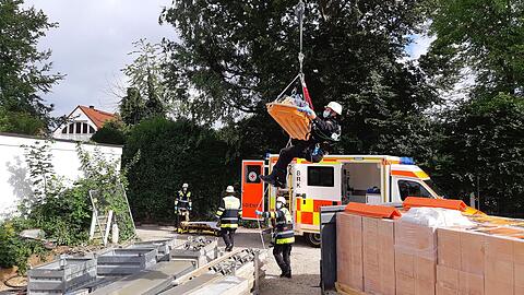 Der Mann wurde mit dem Baustellenkran aus der Unfallstelle geborgen.