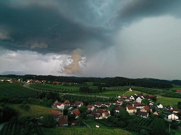 Ein Gewitter zieht von den Alpen Richtung Allgäu. Foto: Felix Kästle/dpa