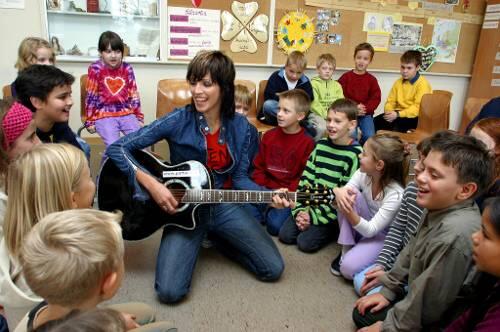 Pop-Ikone Nena singt gern mit Kindern: Auch ihre Schwester Nane engagierte sich für die Kids &ndash; und wurde Opfer eines Erpressers.