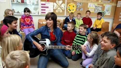 Pop-Ikone Nena singt gern mit Kindern: Auch ihre Schwester Nane engagierte sich für die Kids – und wurde Opfer eines Erpressers. Pop-Ikone Nena singt gern mit Kindern: Auch ihre Schwester Nane engagierte sich für die Kids – und wurde Opfer eines Erpressers.