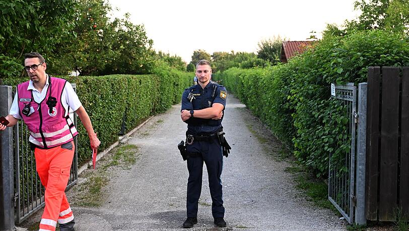 Die Polizei ermittelt - die Hütte in der Kleingartenanlage wurde abgeriegelt. Die Polizei ermittelt - die Hütte in der Kleingartenanlage wurde abgeriegelt.