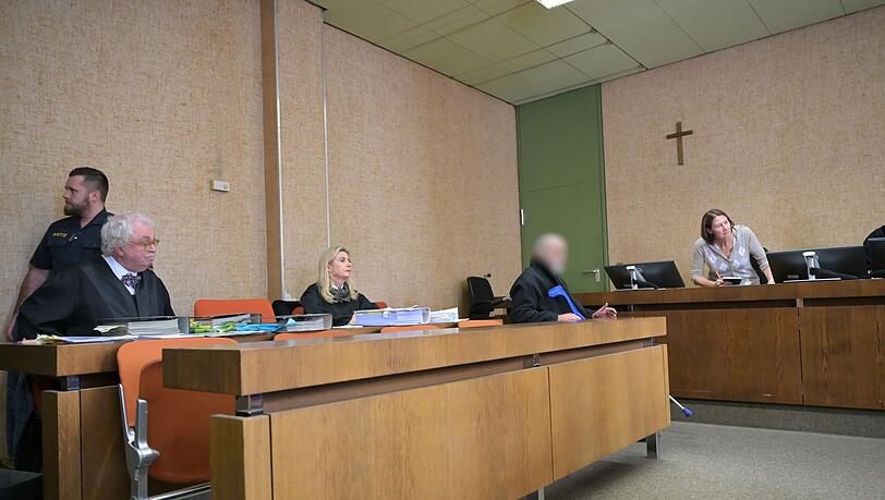 Der Angeklagte soll die junge Frau vergewaltigt und einen "Dreier in der Sakristei" vorgeschlagen haben.