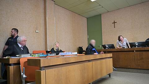 Der Angeklagte soll die junge Frau vergewaltigt und einen "Dreier in der Sakristei" vorgeschlagen haben.