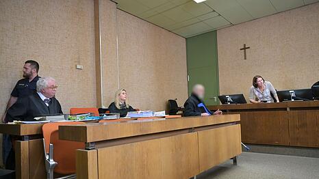 Der Angeklagte soll die junge Frau vergewaltigt und einen "Dreier in der Sakristei" vorgeschlagen haben.