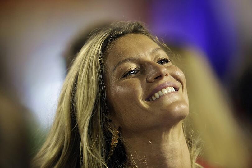 Nackte Haut, Samba und bunte Farben: Promis amüsieren sich in Rio. Mit dabei: Pamela Anderson, Gisele Bündchen, Fußball-Star Ronaldinho und Schauspieler Jude Law