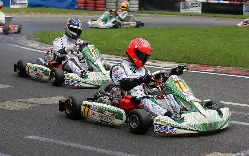Das Kart-Duell der Formel-1-Weltmeister: Michael Schumacher fuhr seinem Kollegen Sebastian Vettel davon. Spaß hatten alle. Die besten Bilder aus Kerpen...