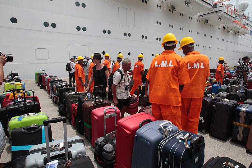 Das havarierte Kreuzfahrtschiff "Costa Allegra" ist im Hafen der Seychellen-Hauptinsel Mahé angekommen - die Bilder.