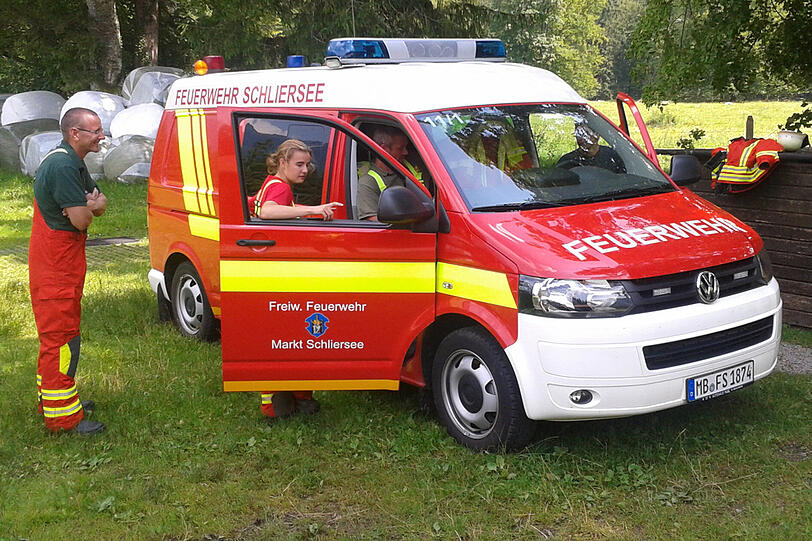 80 Meter tief stürzt ein Lastwagen nahe Bayrischzell den Hang hinab. Der Fahrer (42) fliegt auf halber Höhe aus dem 7,5-Tonner und wird schwer verletzt.