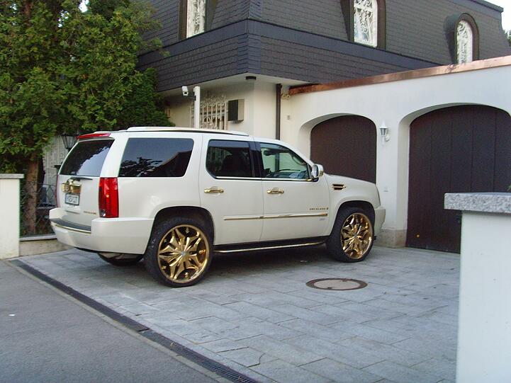 Vergoldete Felgen, gekühlte Becherhalter und belüftete Vordersitze: Der Cadillac Escalade (Achtzylinder, 403 PS) kostet rund 70000 Euro.