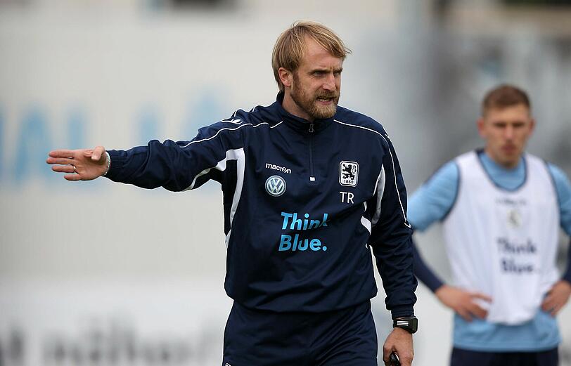 Er packte sofort mit an: Daniel Bierofka soll als Nachfolger von Benno Möhlmann den abstiegsgefährdeten TSV 1860 vor dem Abstieg in die Drittklassigkeit bewahren. Die Bilder.