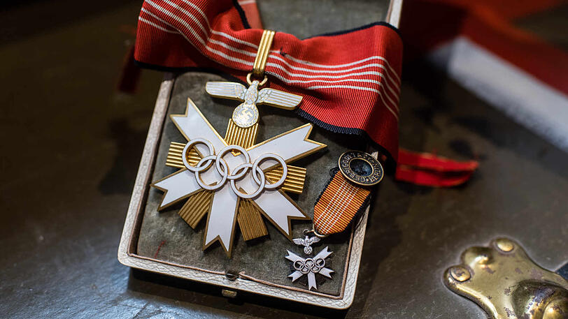 Ein vergoldetes, teils weiß emailliertes deutsches Olympia-Ehrenzeichen 1. Klasse von den Olympischen Spielen 1936.