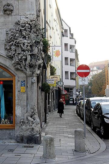 Eine Madonna umrankt von Rosen: Wunderschönes Fassadendetail in der Sendlinger Straße.
