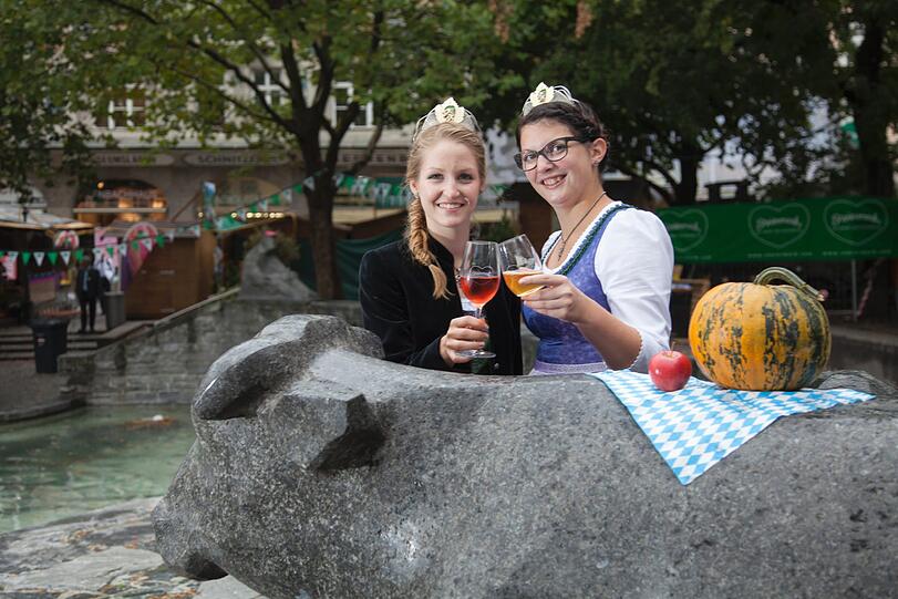 Steirische Weinhoheiten: Weinkönigin Johanna II (l.) und Wein Prinzessin Elisabeth am Münchner Rindermark.