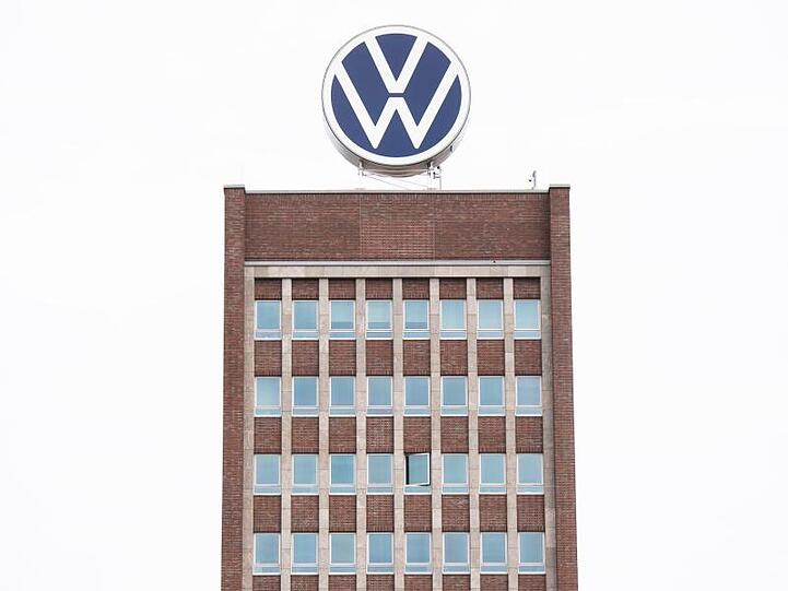 Markenhochhaus auf dem Gelände des Volkswagen Werkes. Eine Spitzel-Affäre hat beim weltgrößten Autobauer Volkswagen lange für Unruhe gesorgt.