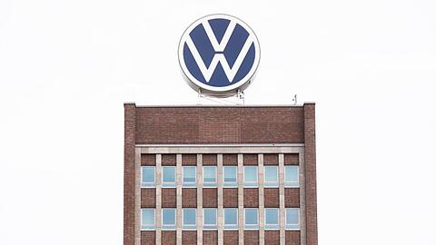 Markenhochhaus auf dem Gelände des Volkswagen Werkes. Eine Spitzel-Affäre hat beim weltgrößten Autobauer Volkswagen lange für Unruhe gesorgt.