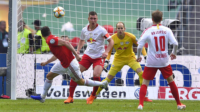 ROBERT LEWANDOWSKI, NOTE 1: Qualität setzt sich durch. Traf in der Rückwärtsbewegung und im Fallen per Kopfball vorbei an Gulacsi &ndash; die erste Chance des Torjägers und drin. Das 1:0 (29.). Machte das 3:0 nach Solo souverän. Der Pole hat in dieser Pokalsaison nun sieben Treffer erzielt &ndash; einsame Spitze. Gleichzeitig war es auch sein sechstes Tor in einem Pokalfinale (Rekord! Und vor Gerd Müller!)