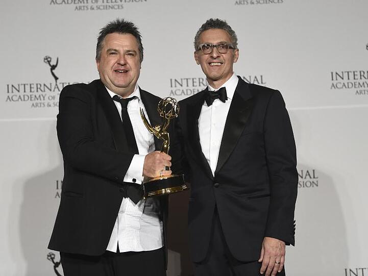 Ein Emmy in der Kategorie "TV-Film/Miniserie" ging an "Safe Harbor". John Turturro hat dem Produzenten Stephen Corvini die Trophäe überreicht.