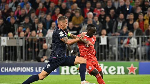 Sadio Mane (r) trifft zum 3:0 neben Pilsens Lukas Hejda.