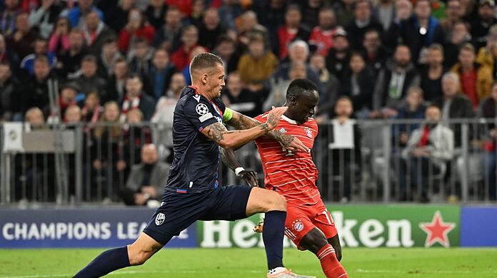 Sadio Mane (r) trifft zum 3:0 neben Pilsens Lukas Hejda.